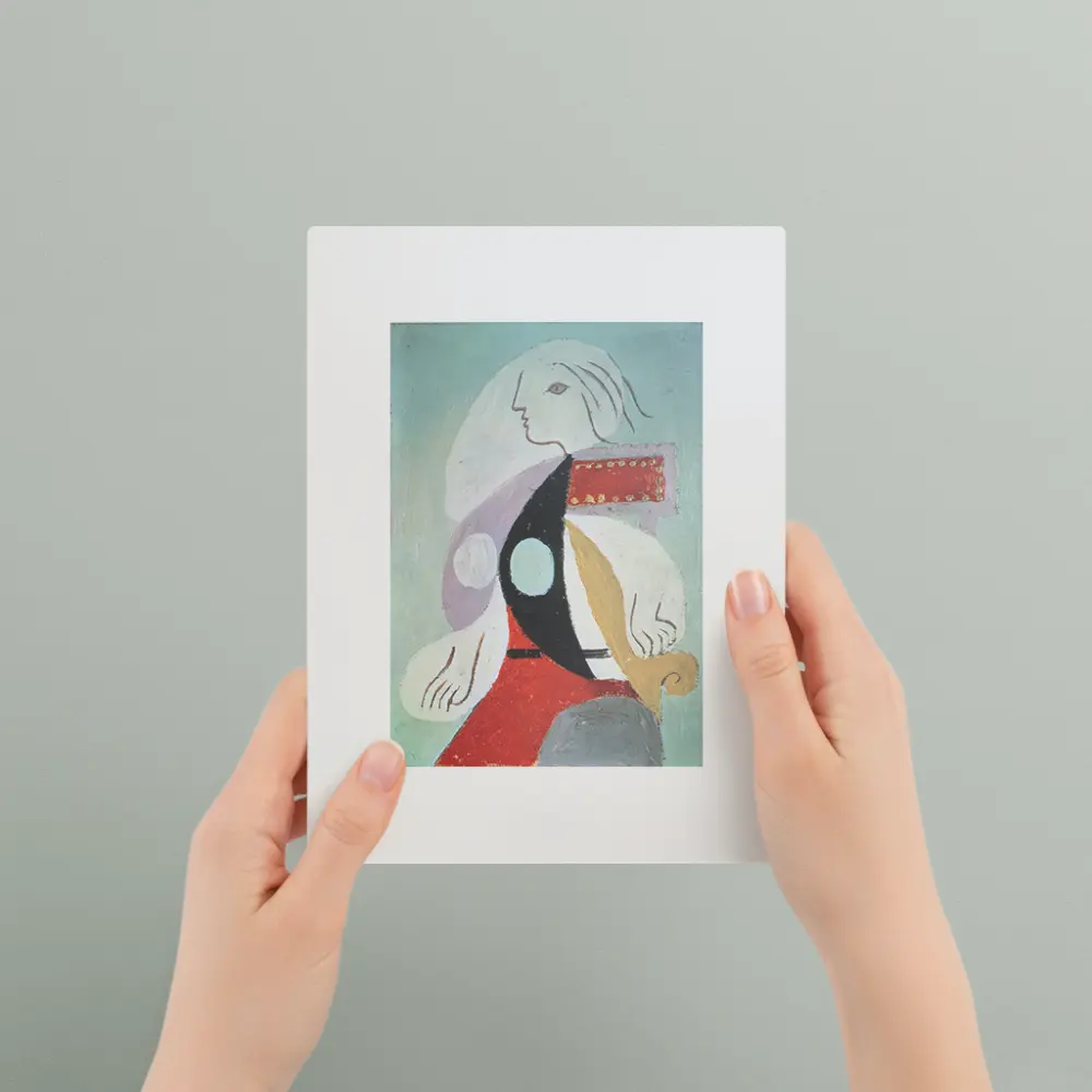 Femme à la Robe Multicolore