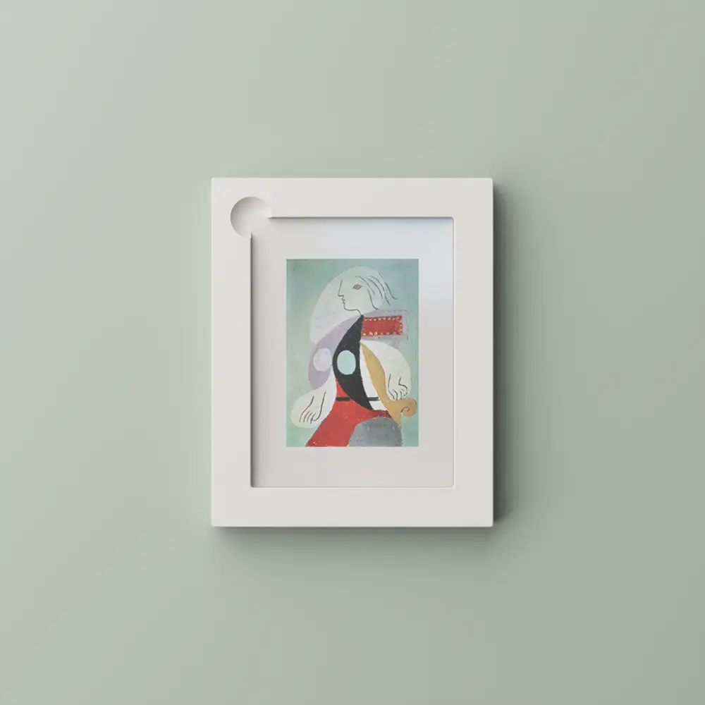 Femme à la Robe Multicolore